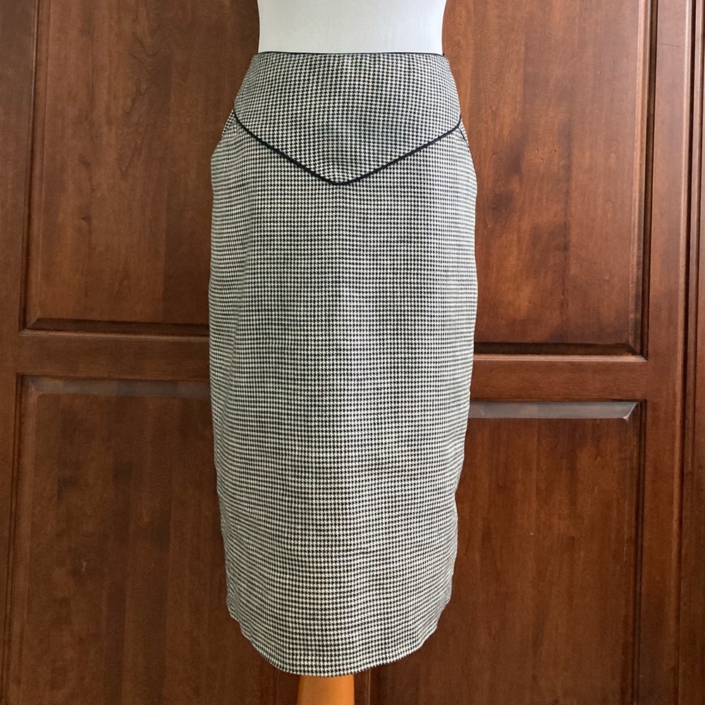 Vintage Houndstooth Skirt.       Flora Kung